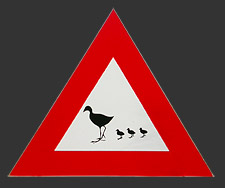 Panneau de circulation visible aux Aiguamolls en Espagne... plutôt sympa, non? Photo de panneau de circulation espagnol: Attention passage d'oiseau
